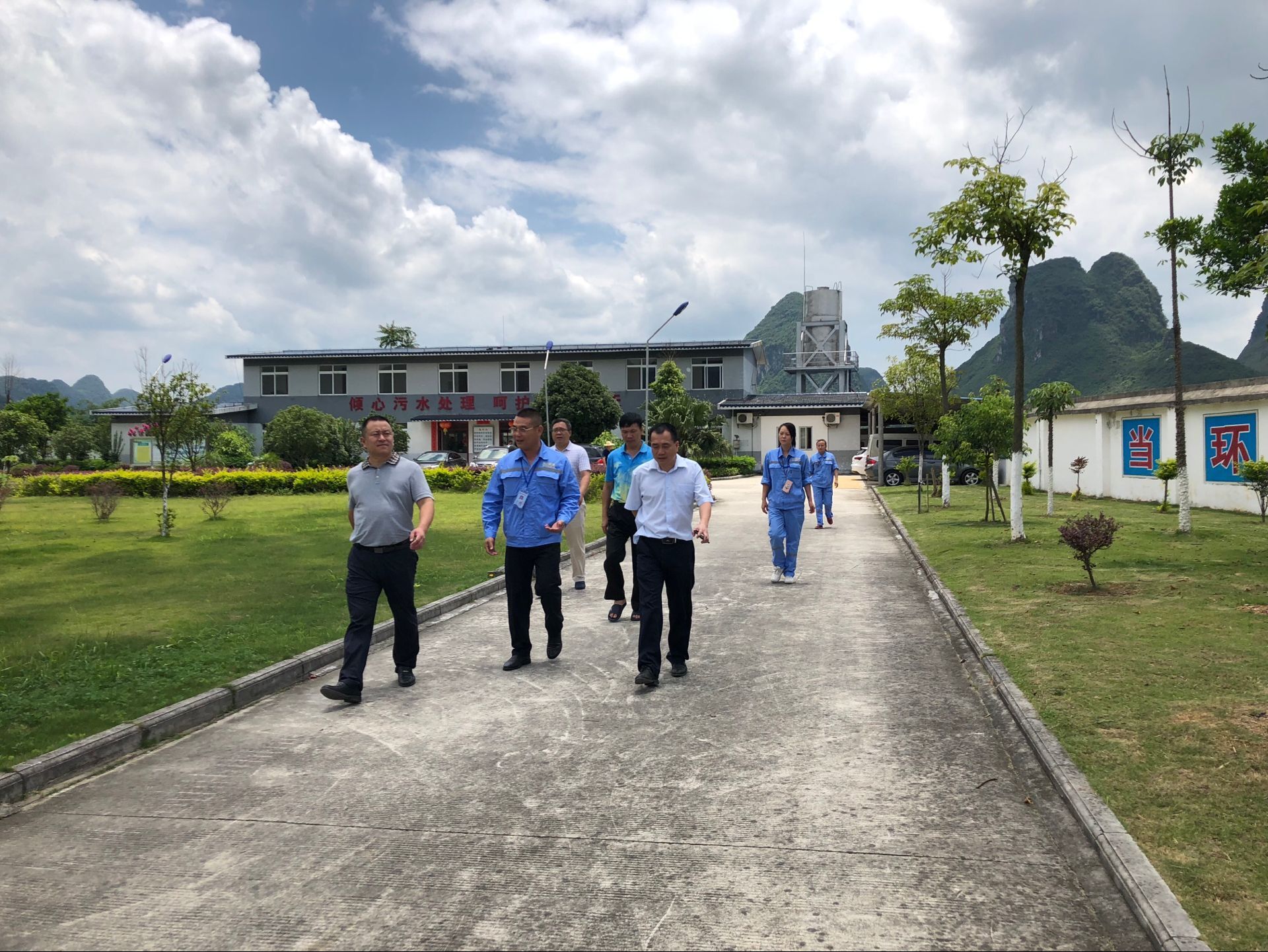 20180619河池市副市長(zhǎng)鐘洪（左一）、羅城縣副縣長(zhǎng)覃周民（右一）蒞臨羅城污水處理廠檢查指導(dǎo)工作.jpg